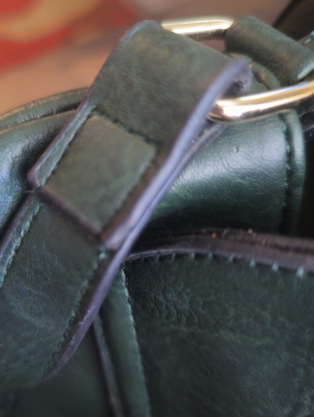 Elegant Green Crossbody Bag with Bee Accent - Picture 8 of 10